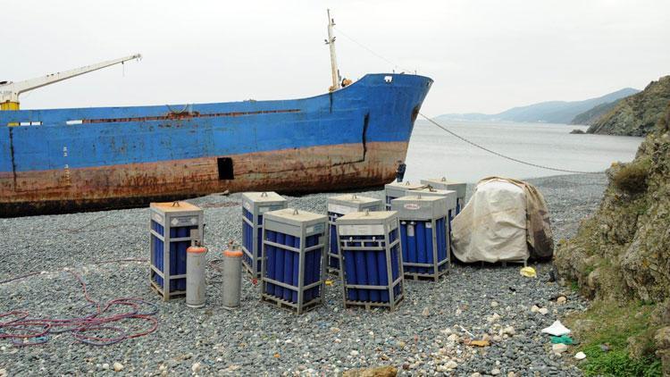 Karaya oturan gemileri parçalamaya çalışırken yakalandılar