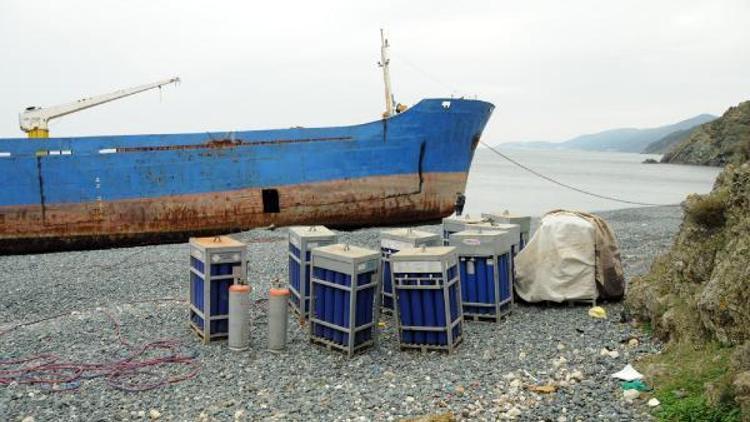 Karaya oturan hacizli gemileri parçalamaya çalışırken yakalandılar