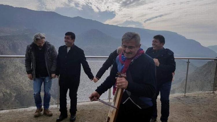 Siirte hamsi festivali için gelen Trabzonlular horon oynadı