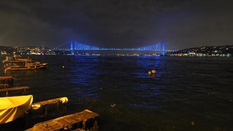 Fotoğraf Ek//İstanbulda Köprüler ve Galata Kulesi maviye büründü Ek