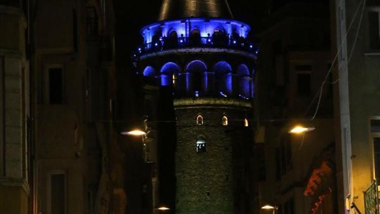 İstanbulda Köprüler ve Galata Kulesi maviye büründü