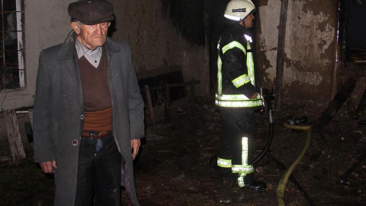 70 yıllık evi gözlerinin önünde kül oldu