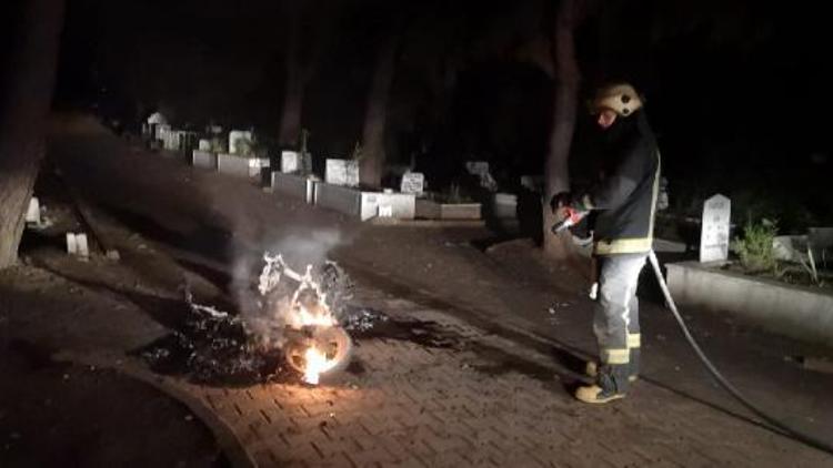 Çalıntı elektrikli bisikleti mezarlıkta yaktılar