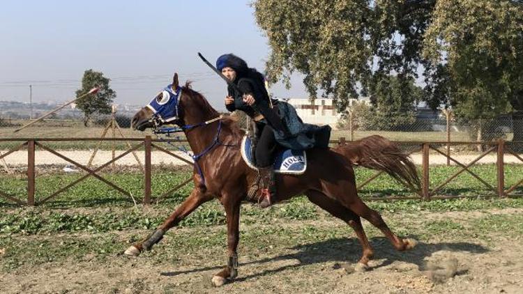 Melike, at üzerinde ok atmayı öğretiyor