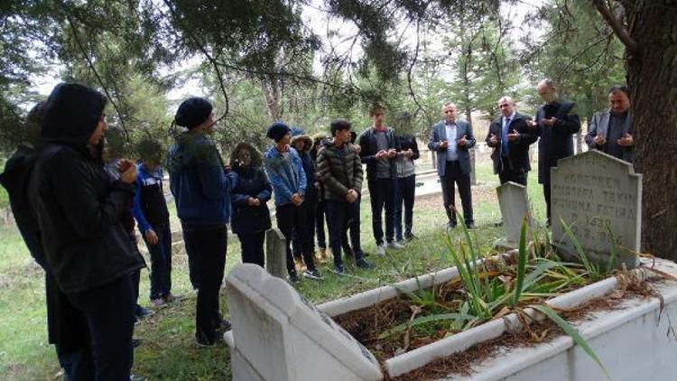 Öğrenciler, öğretmenlerin mezarlarını ziyaret etti