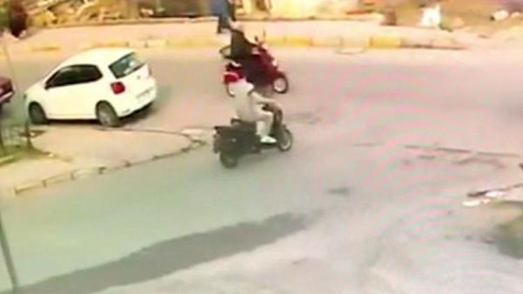 Elektrikli bisikletle akülü engelli aracının çarpıştığı kaza, kamerada