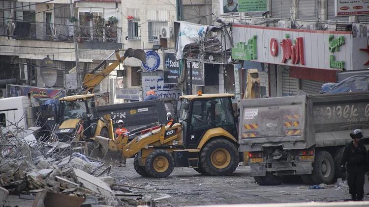 İsrail, Filistinlilere ait dükkanları yıktı