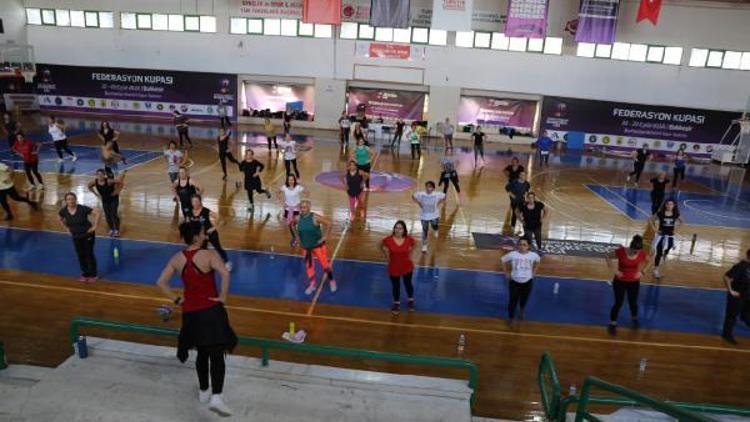 Burhaniyeli kadınlar zumba ile forma giriyor