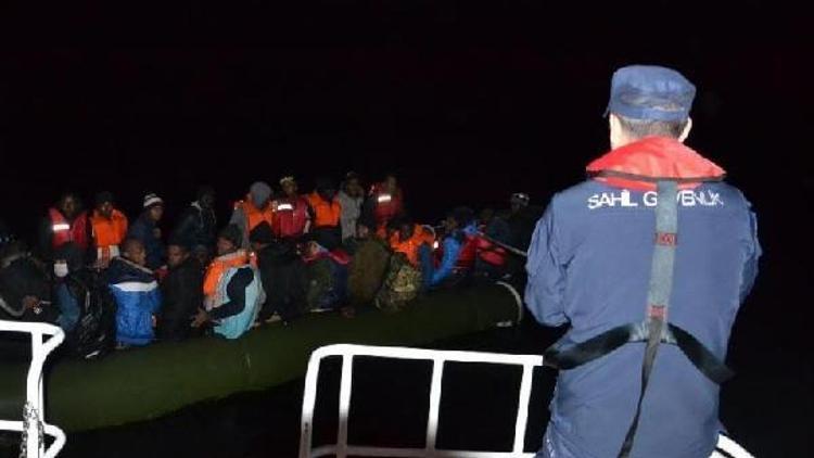 Lastik bottaki 40 kaçak göçmen havadan tespit edilip yakalandı