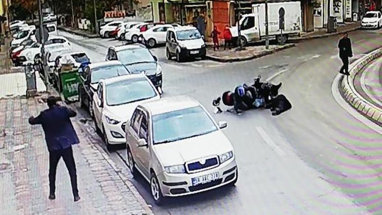 Motosikletin 2 kadına çarptığı kaza kamerada