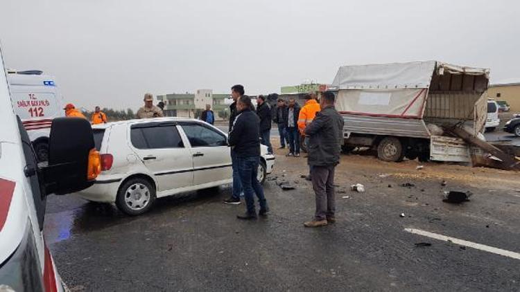 Nusaybinde otomobil ile kamyonet çarpıştı: 4 yaralı