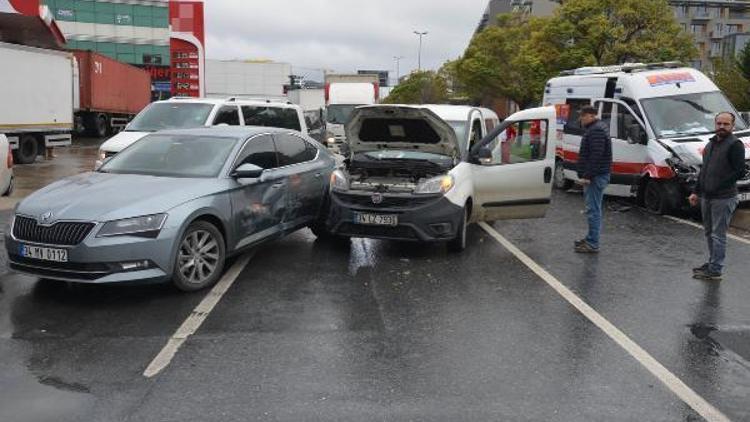 Kavşakta zincirleme kaza; 1’i ambulans 3 araç çarpıştı