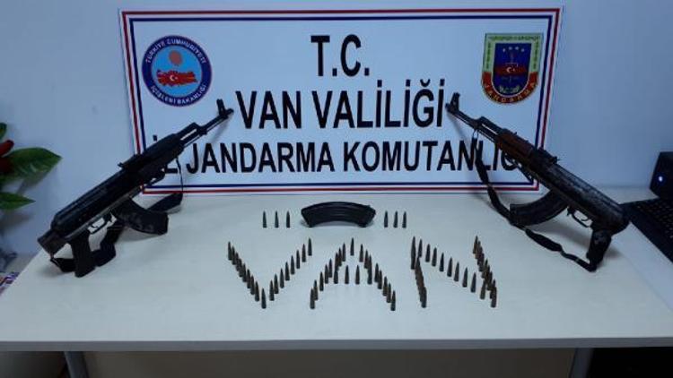 Vanda toprağa gömülü silah ve mühimmat ele geçirildi