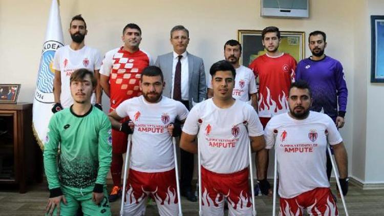 Başkan Pamuk, ampute futbolcuları ağırladı