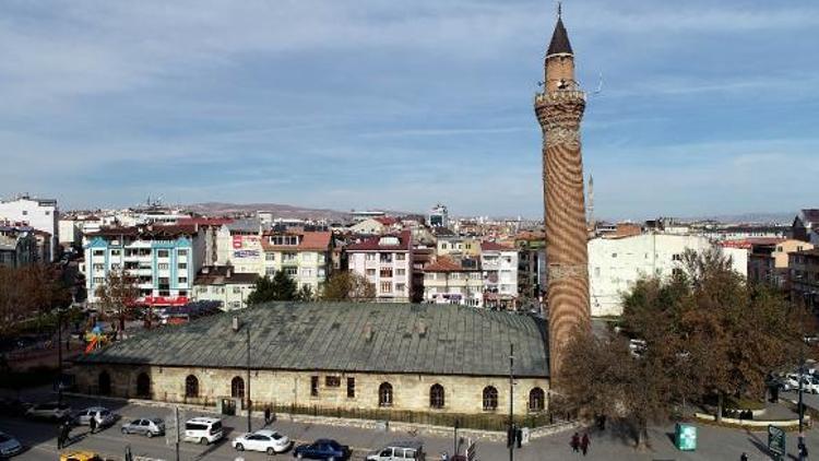 Tarihi Ulu Caminin minaresi yapılışından eğri