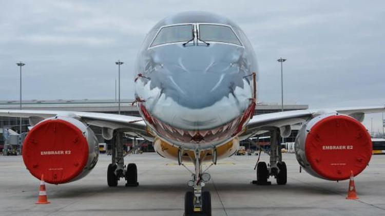 Köpekbalığı boyamalı uçak Sabiha Gökçen’de