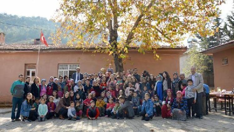 İslahiyede, liselilerden ilkokul öğrencilere hediye