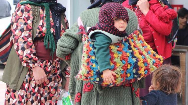 Göçebe kadınlar, sırtlarındaki  bebekleriyle alışveriş yaptı