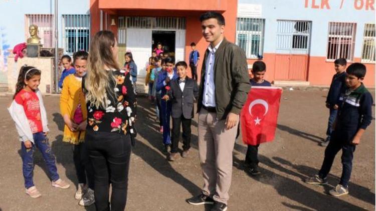 Öğretmenden, meslektaşına okul bahçesinde evlilik teklifi