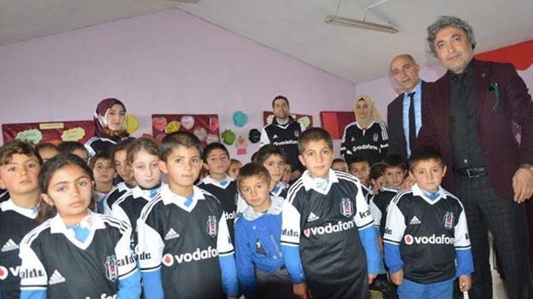 Beşiktaş köyü’nün Beşiktaş ilköğretim okulunda Beşiktaş forması dağıtıldı