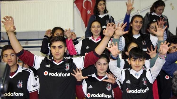 Ardahanda öğrencilere 5 bin Beşiktaş forması dağıtıldı