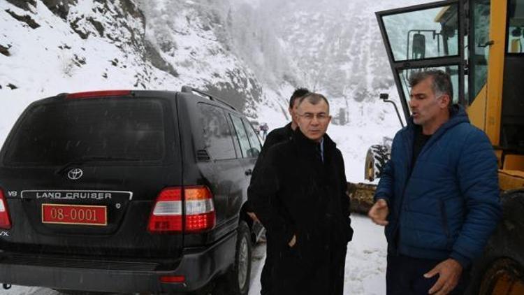 Kardan kapanan yol iş makinesiyle açıldı, Vali öğretmenlere ulaştı