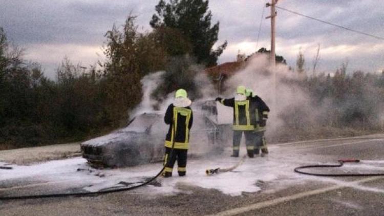 Seyir halindeki otomobil alev topuna döndü