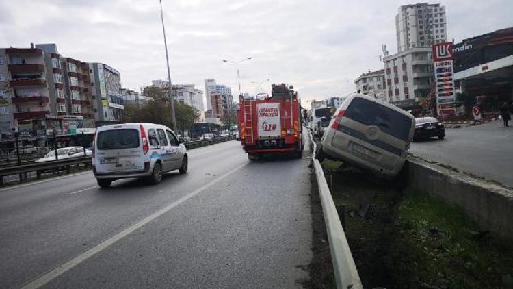 Hafriyat kamyonu sıkıştırdı; bariyerin üstünde kaldı