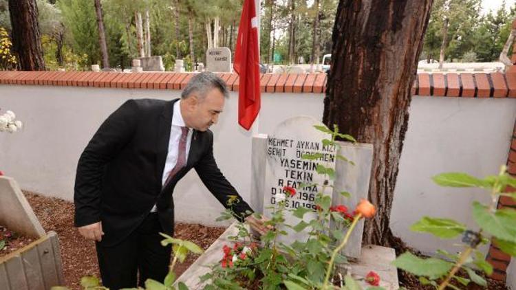 Şehit Öğretmen mezarı başında anıldı