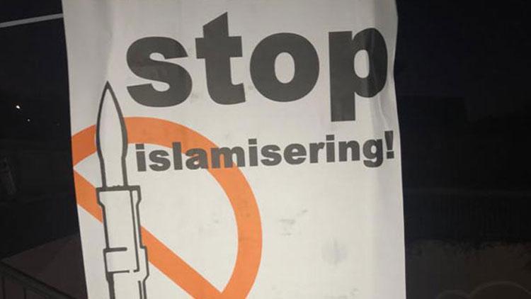 Hollandada camiye İslamofobik saldırı