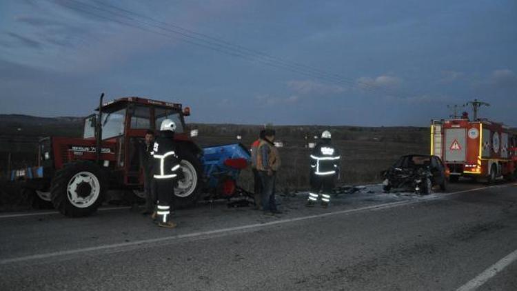 Yanan otomobilden, çarptığı traktörün sürücüsü kurtardı