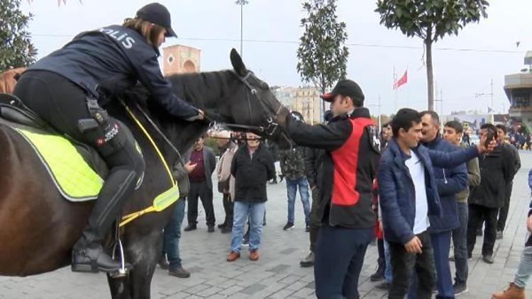 Taksim Meydanında atlı birliklere yoğun ilgi