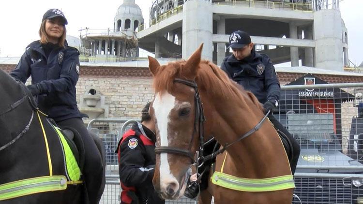 Taksim Meydanında atlı birliklere yoğun ilgi