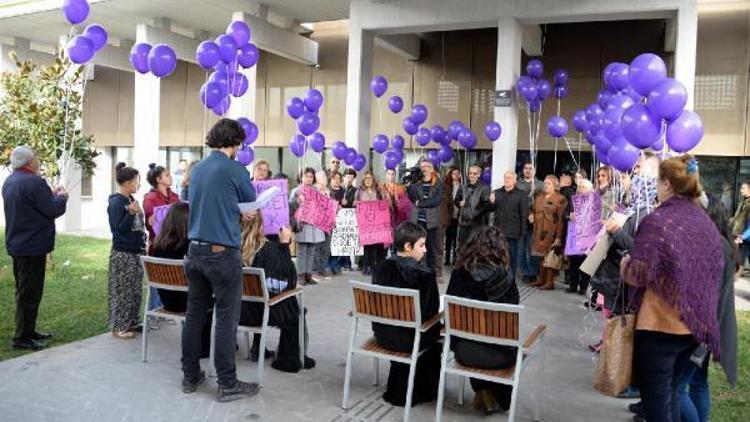 Kadınlardan mor balonlu protesto