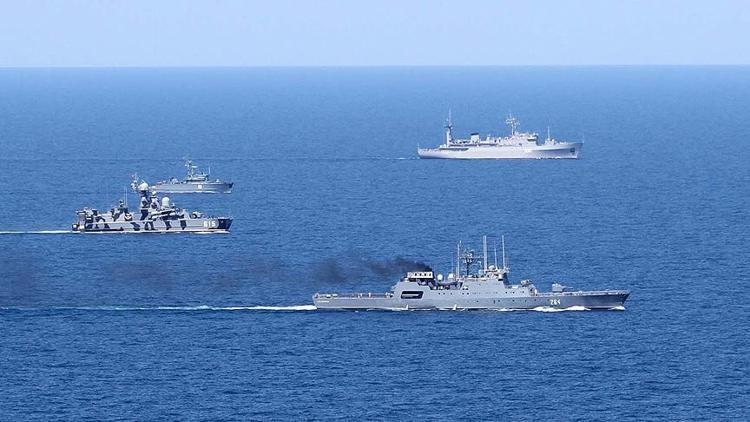 Rus ve Ukrayna savaş gemileri arasında tehlikeli gerginlik