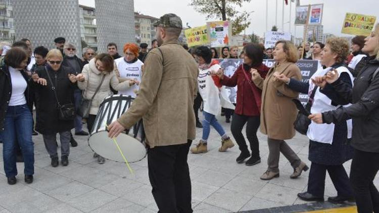 Kadına şiddete halay çekerek tepki gösterdiler