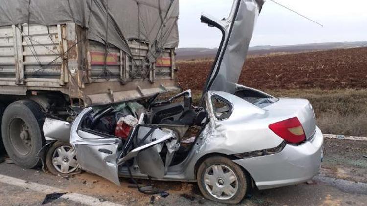 Otomobil, emniyet şeridinde duran TIRa çarptı: 4 öldü