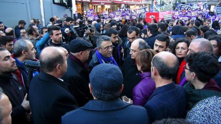 Fotoğraflar Ek 3// Taksimdeki kadına şiddet eylemine polis müdahalesi