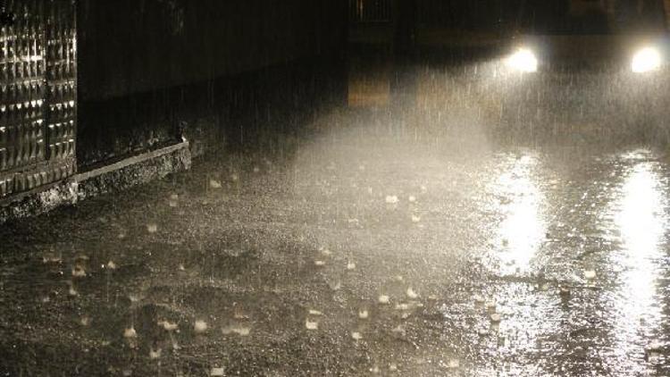 Nusaybin, 10 dakikalık dolu yağışına teslim oldu