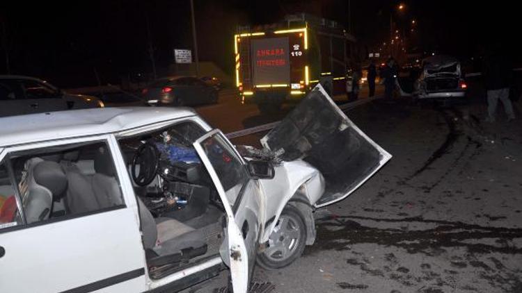 Ankarada iki otomobil çarpıştı: 2 yaralı