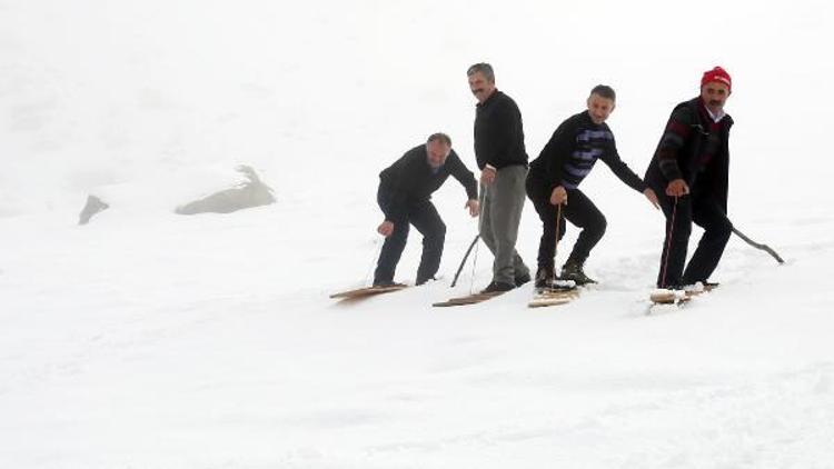 Kar yağdı, Rizeli köylülerin tahtalı kayak eğlencesi başladı