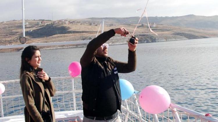 Baraj gölünde dronelu, dalgıçlı sürpriz evlilik teklifi