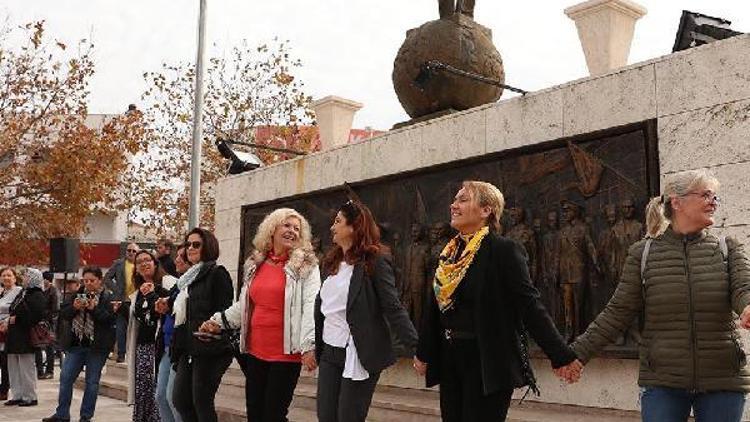 Urlalı kadınlar şiddete karşı yürüdü