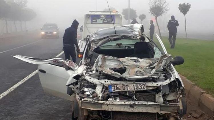 Hilvan’da otomobil TIRa çarptı: 2 yaralı