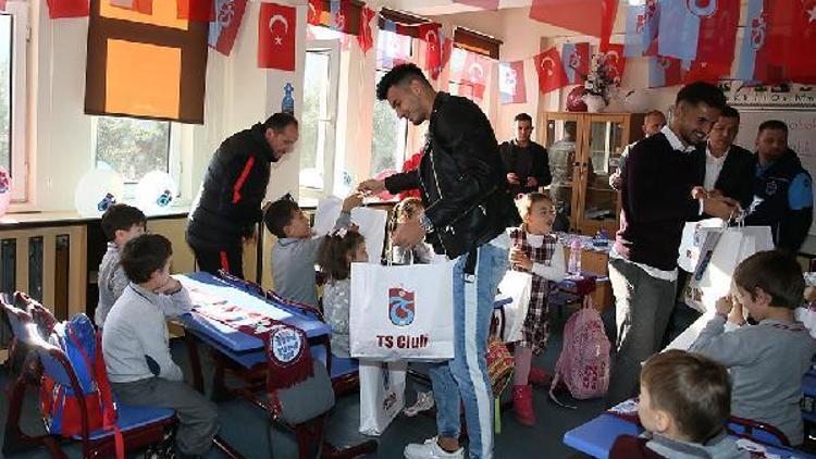 Trabzonsporlu yönetici ve futboclulardan anlamlı ziyaret