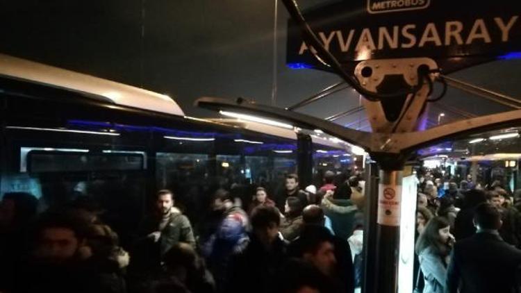 Ayvansarayda metrobüs arızası: Zincirlikuyu yönünde  seferler 15 dakika durdu