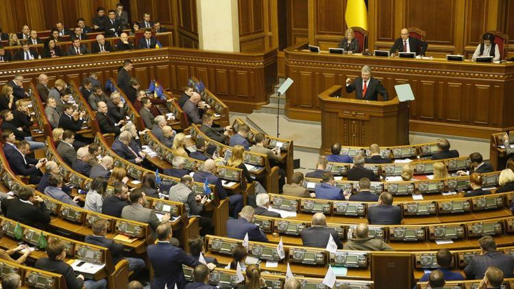 Son dakika... Ukrayna Meclisi sıkıyönetimi onayladı