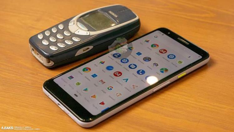 Google Pixel 3 Lite Nokia 3310 ile yan yana