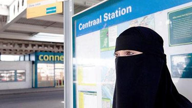 Hollanda burka yasağında geri adım attı