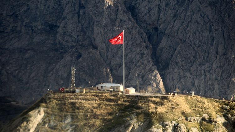 Dev Türk bayrağı göndere çekildi